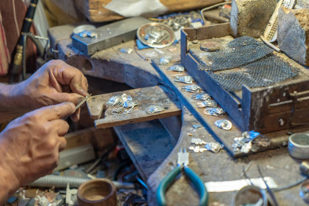 Restoring silver-tinged gold jewelry to its original shine
